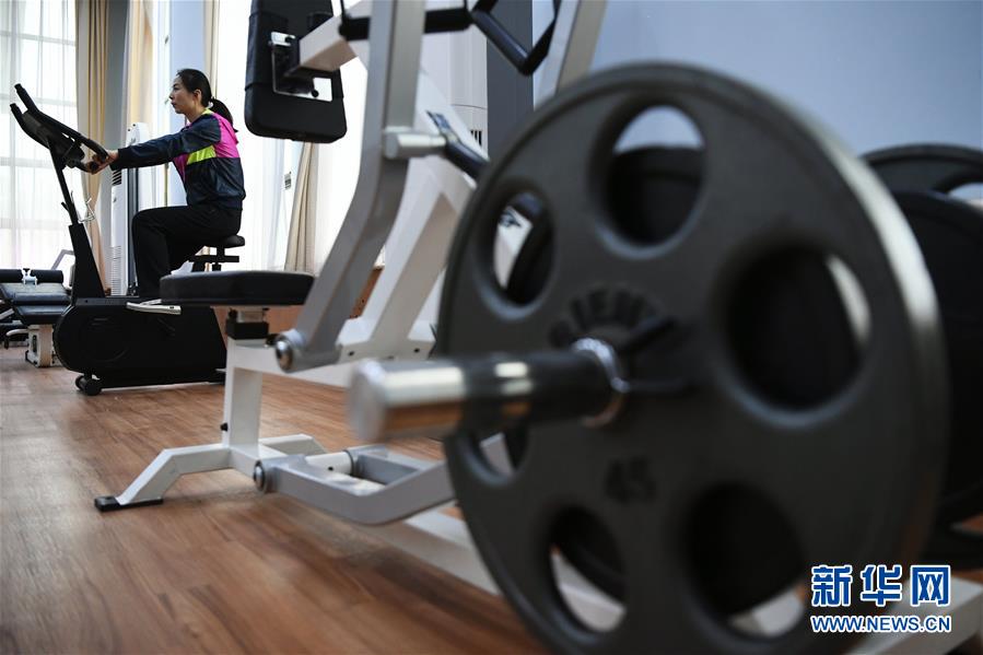 砂漠サバイバル訓(xùn)練に勵(lì)む女性宇宙飛行士?王亜平氏