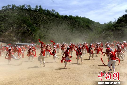 ダイナミックな腰鼓を體験！陝西省安塞區(qū)に「千人腰鼓文化村」