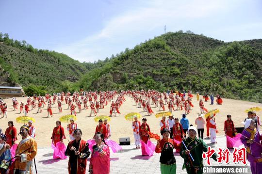 ダイナミックな腰鼓を體験！陝西省安塞區(qū)に「千人腰鼓文化村」