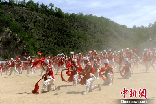 ダイナミックな腰鼓を體験！陝西省安塞區(qū)に「千人腰鼓文化村」