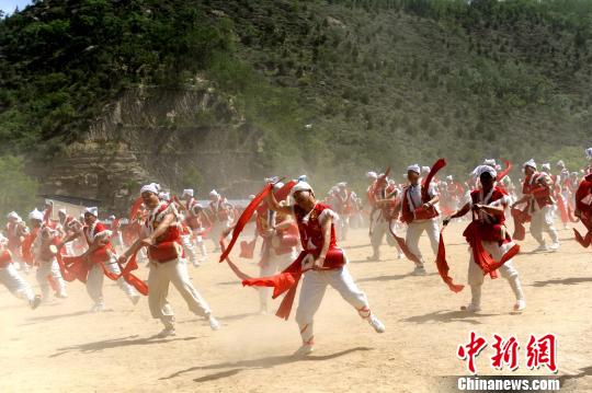 ダイナミックな腰鼓を體験！陝西省安塞區(qū)に「千人腰鼓文化村」