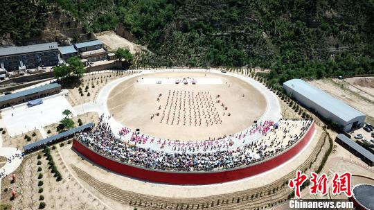 ダイナミックな腰鼓を體験！陝西省安塞區(qū)に「千人腰鼓文化村」