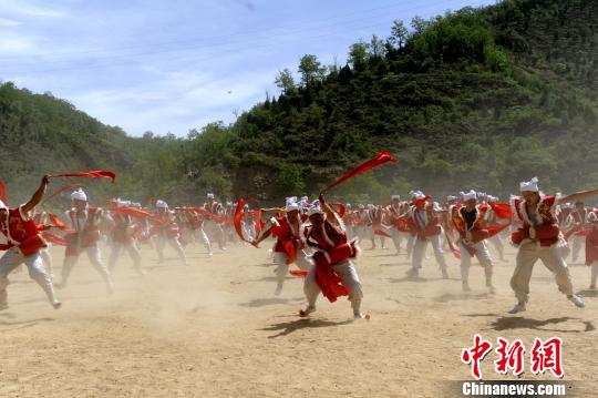 ダイナミックな腰鼓を體験！陝西省安塞區(qū)に「千人腰鼓文化村」