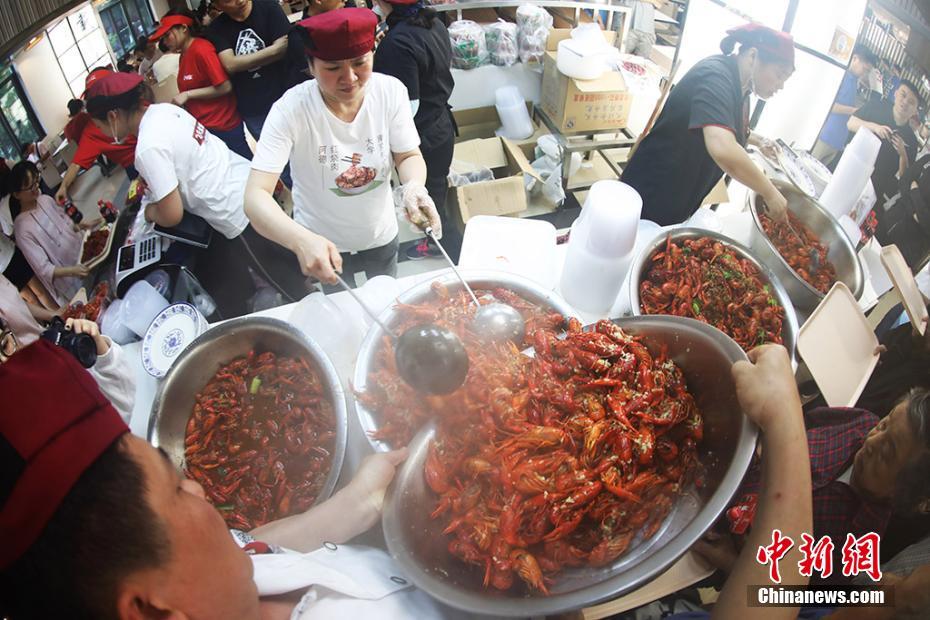 南京の大學(xué)、卒業(yè)生のために「ザリガニ祭り」