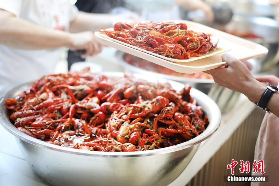 南京の大學(xué)、卒業(yè)生のために「ザリガニ祭り」