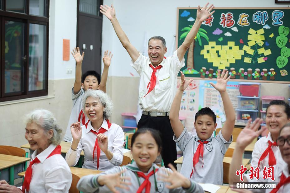 南京市の高齢者が若返り、學(xué)生の格好で動(dòng)畫を撮影