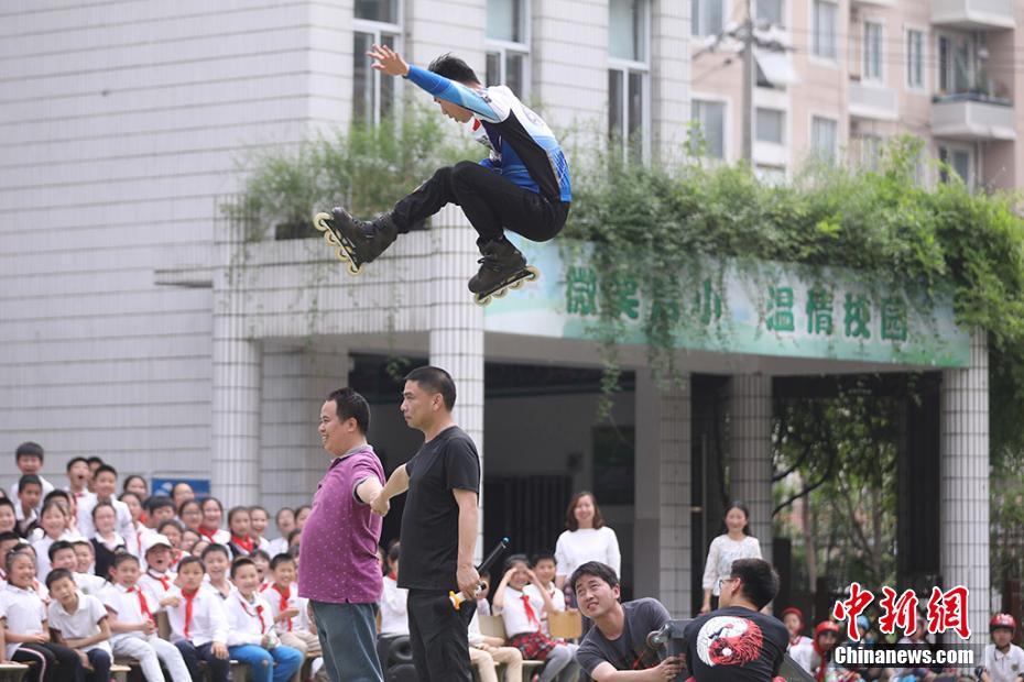 南京の小學(xué)校でローラーブレードコンテスト「風(fēng)のような少年」目指す