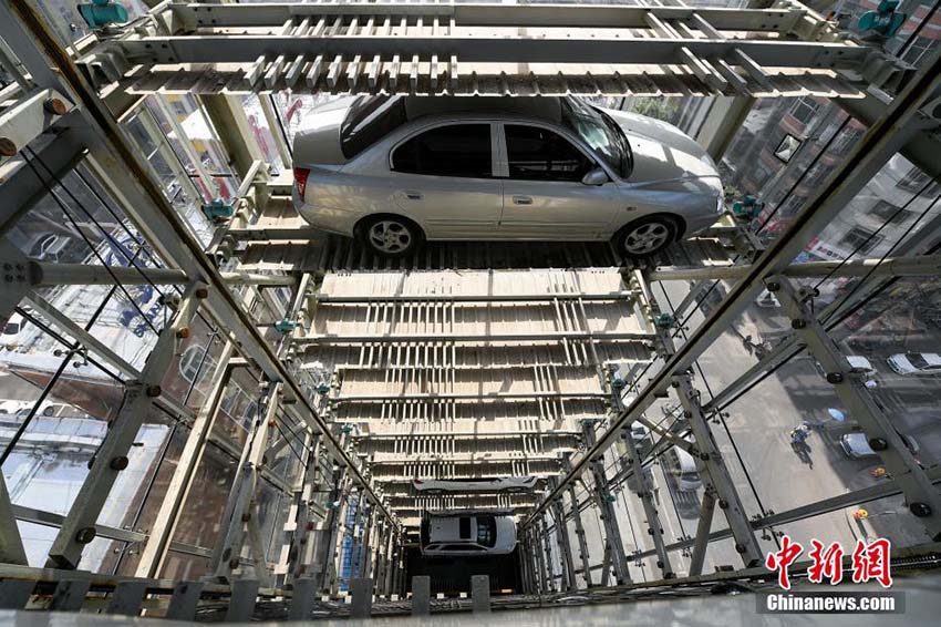 背高のっぽの駐車場！50臺を駐車可能　山西省