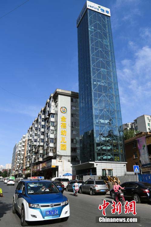 背高のっぽの駐車場！50臺を駐車可能　山西省