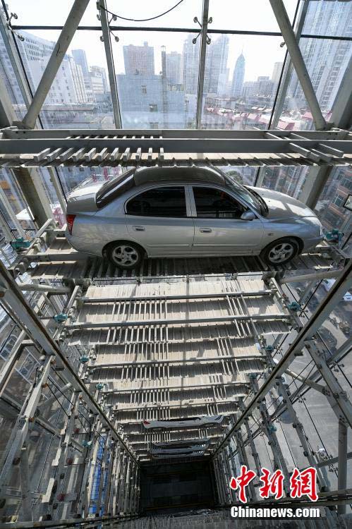 背高のっぽの駐車(chē)場(chǎng)！50臺(tái)を駐車(chē)可能　山西省