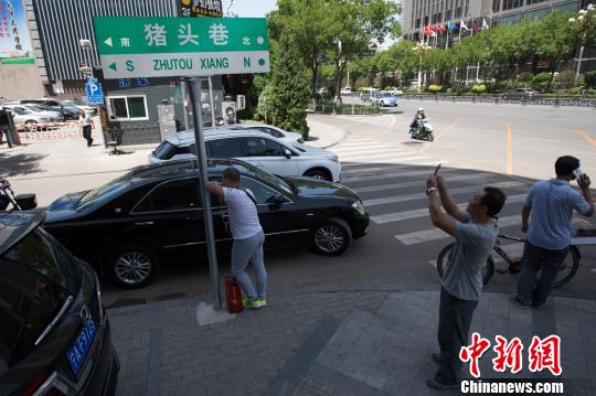 オモシロ地名の道路標(biāo)識がネットで話題に　その名も「ブタの頭」　山西省