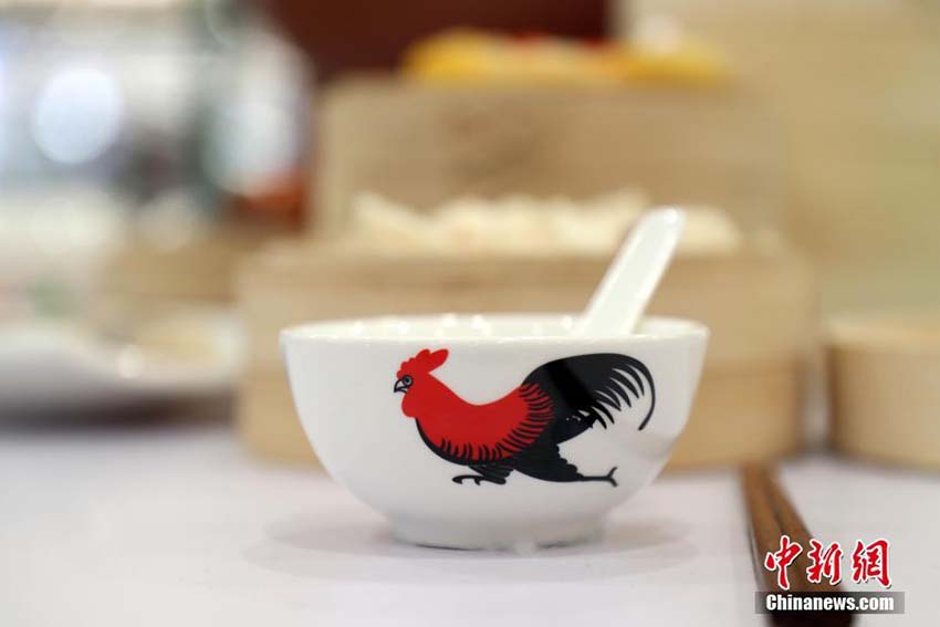 米アニメキャラ「ぼくらベアベアーズ」が香港の地元グルメを體験？