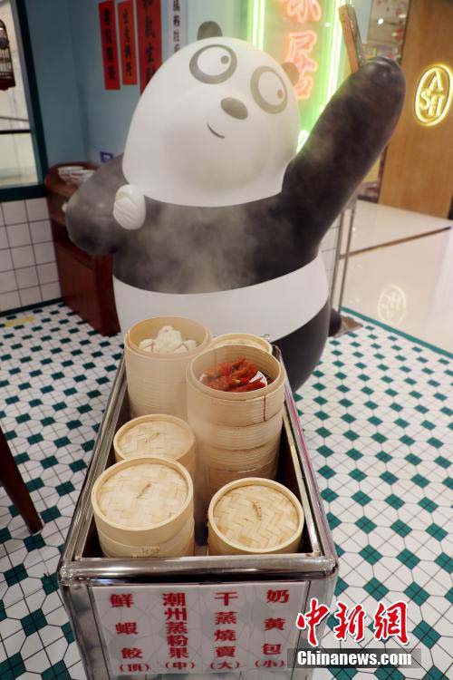 米アニメキャラ「ぼくらベアベアーズ」が香港の地元グルメを體験？