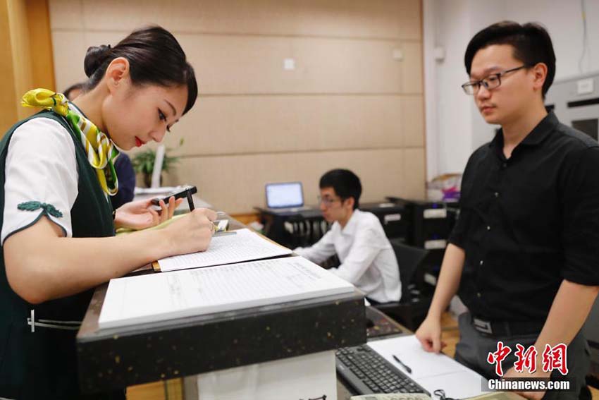 大陸部初の臺(tái)灣籍チーフパーサーが初フライト