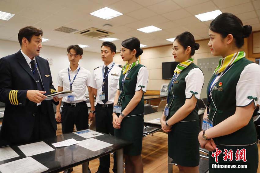 大陸部初の臺(tái)灣籍チーフパーサーが初フライト