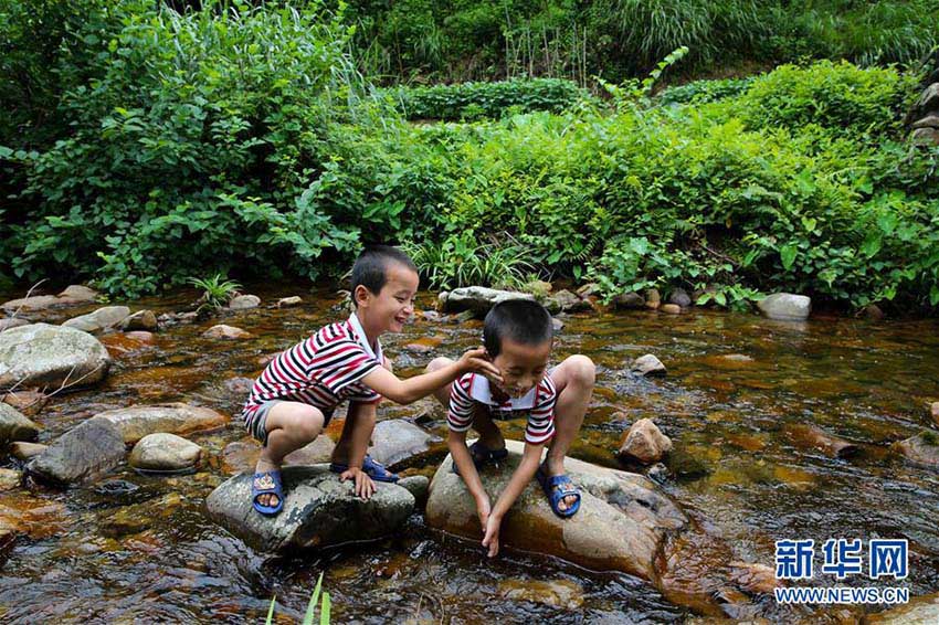 雙子29組が暮らす「雙子村」　江西省