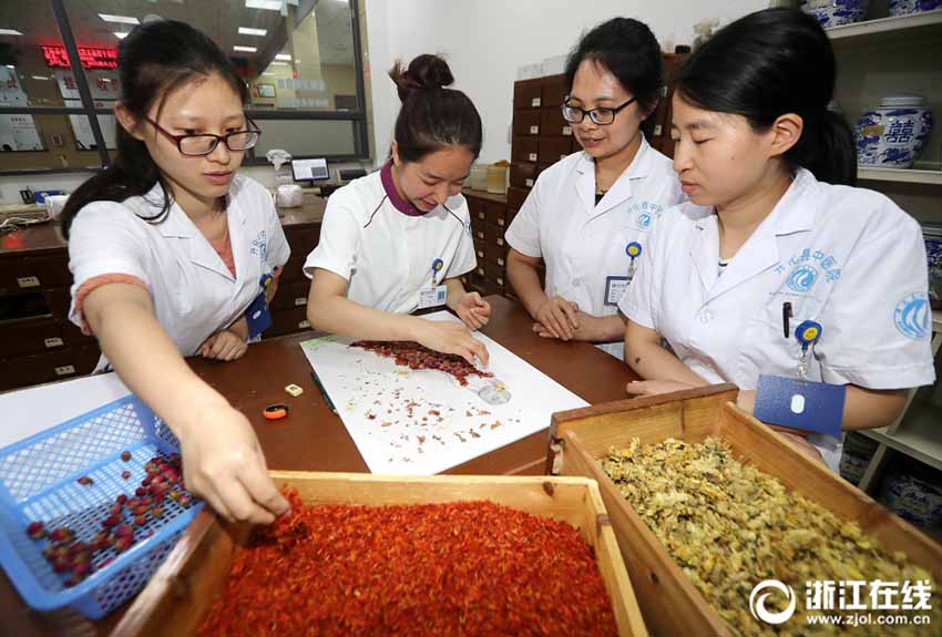 畫材は漢方薬！中醫(yī)學(xué)病院の看護(hù)師たちによるユニークアート　浙江省