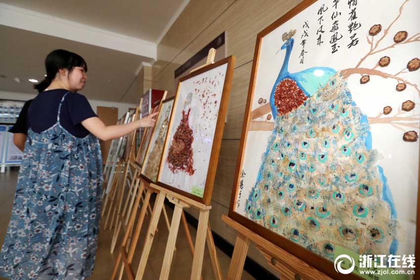 畫材は漢方薬！中醫(yī)學(xué)病院の看護(hù)師たちによるユニークアート　浙江省