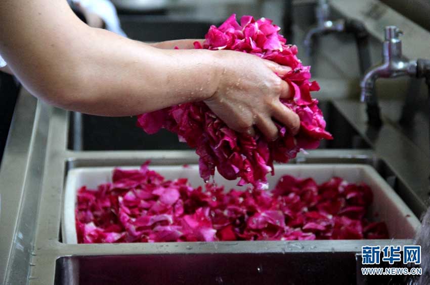 バラは見(jiàn)るもの？食べるもの？雲(yún)南大學(xué)のバラメニューがネットで話(huà)題に