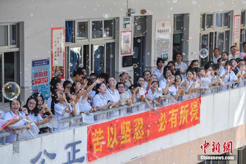 大學受験目前の高校生1200人、大聲で叫びストレス解消　海南省