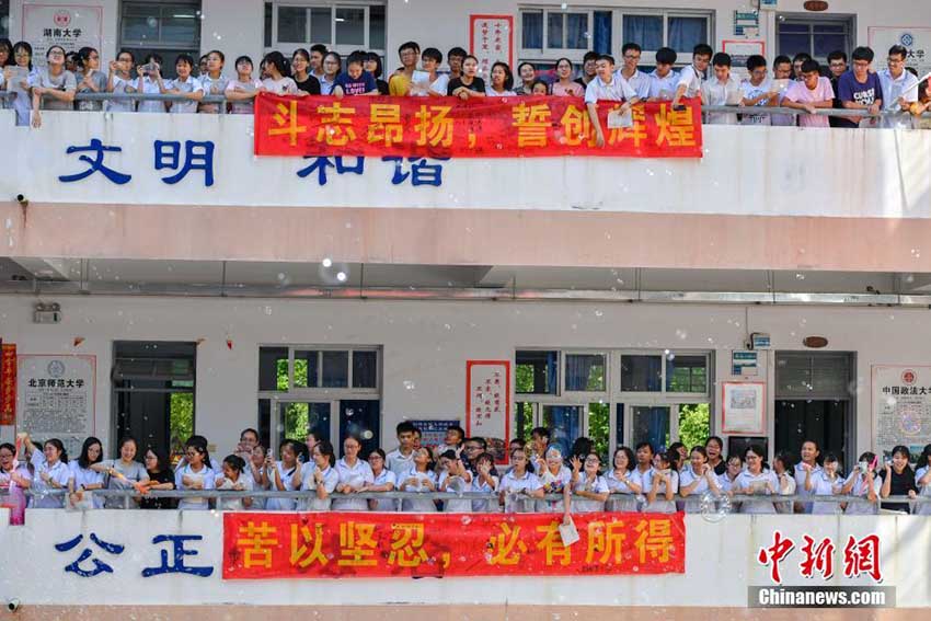 大學(xué)受験目前の高校生1200人、大聲で叫びストレス解消　海南省