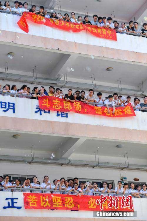 大學(xué)受験目前の高校生1200人、大聲で叫びストレス解消　海南省