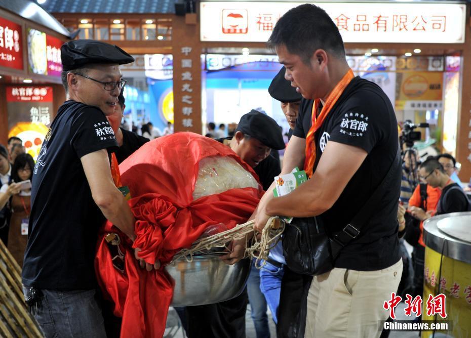 福建省福州市のイベントに重さ128．3キロの巨大魚つみれ登場　世界一認定