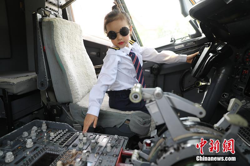 6月1日は「國際子供の日」、四川省の子供たちが飛行機から脫出を體験