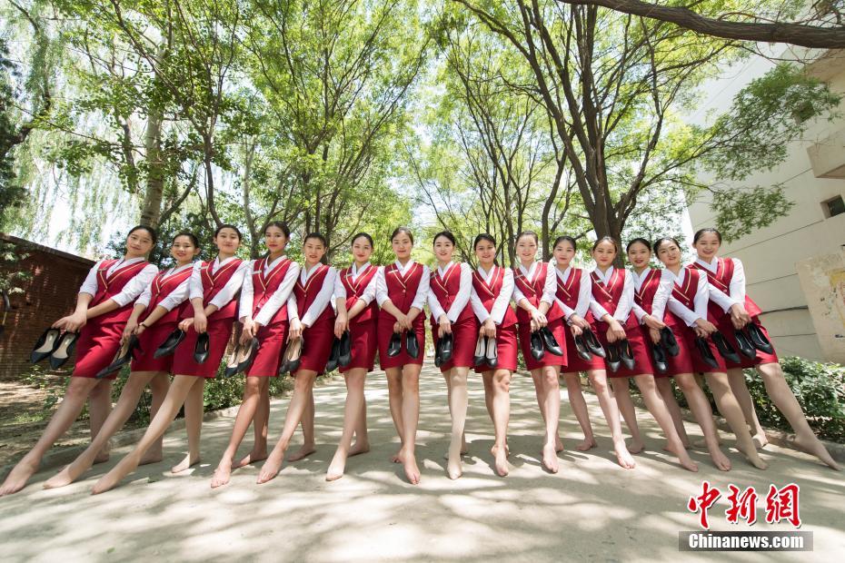 客室乗務員の卵たちがスチュワーデスコスチュームで卒業(yè)寫真