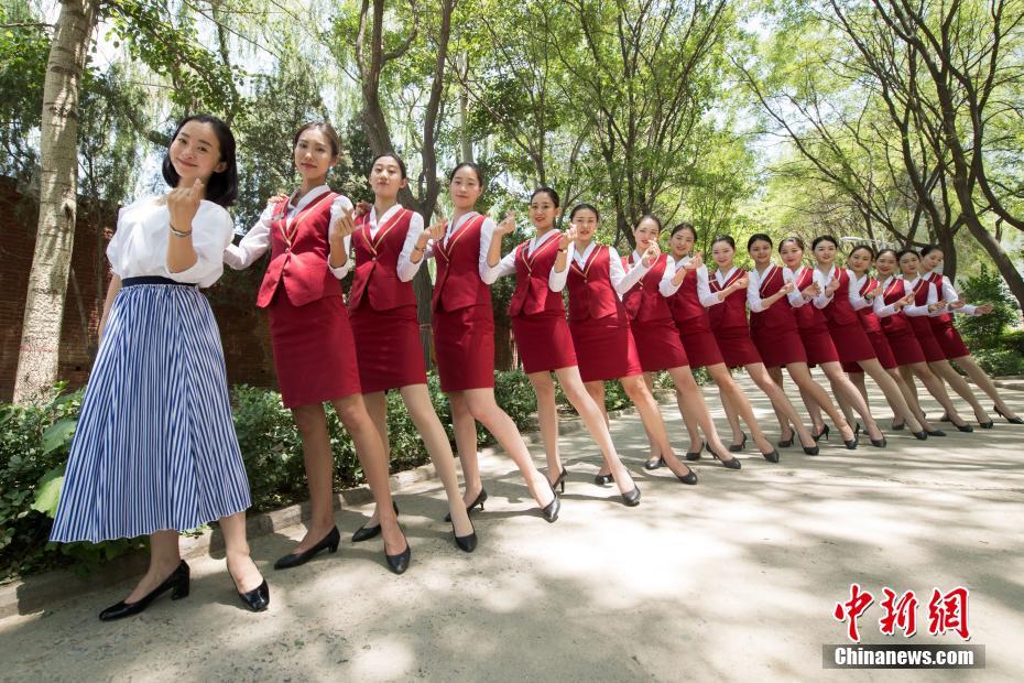 客室乗務員の卵たちがスチュワーデスコスチュームで卒業(yè)寫真