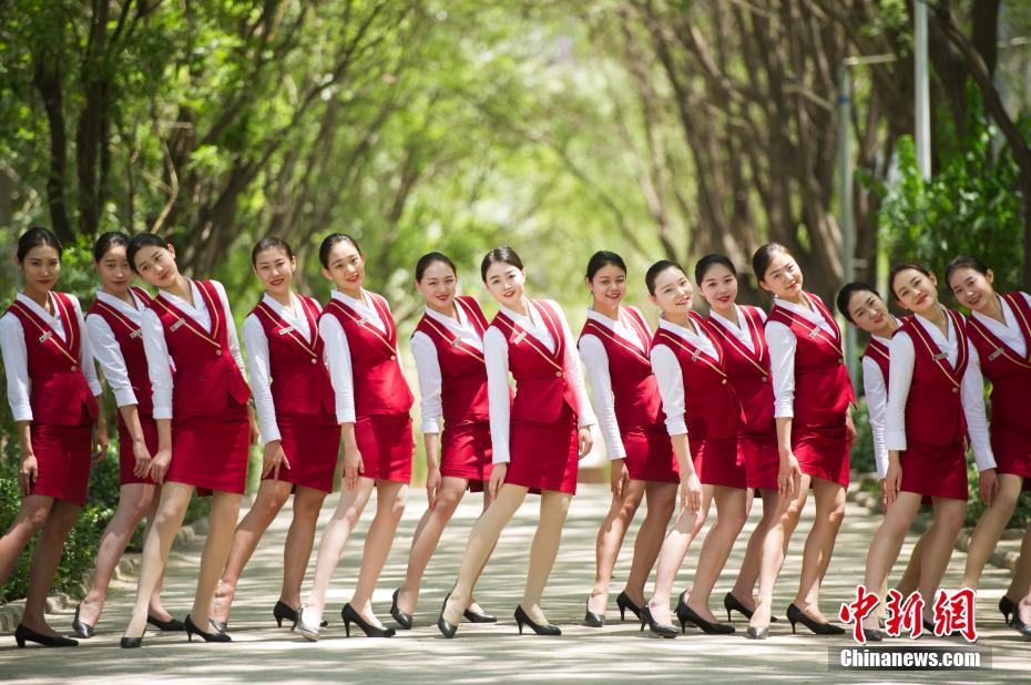 客室乗務(wù)員の卵たちがスチュワーデスコスチュームで卒業(yè)寫真