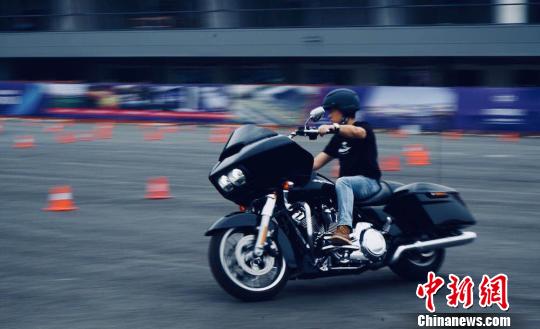 クールな走りを見(jiàn)せるライダー　成都でハーレーの乗車(chē)イベント