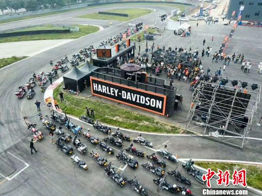 クールな走りを見せるライダー　成都でハーレーの乗車イベント