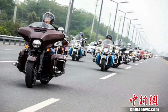 クールな走りを見せるライダー　成都でハーレーの乗車イベント