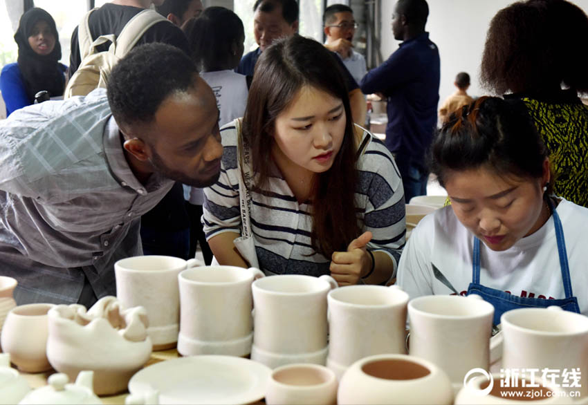 外國(guó)人留學(xué)生たちが浙江省の無(wú)形文化資産の陶蕓を體験