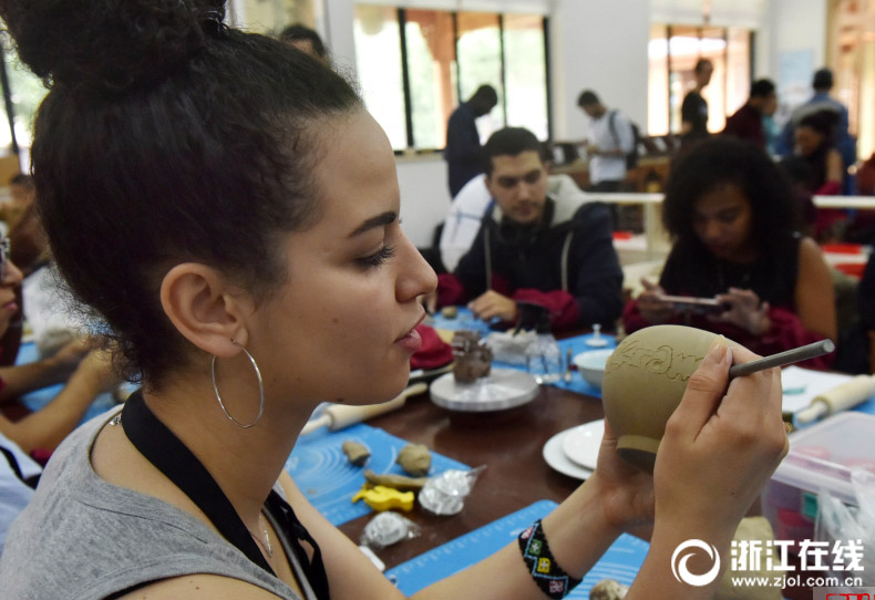 外國人留學生たちが浙江省の無形文化資産の陶蕓を體験