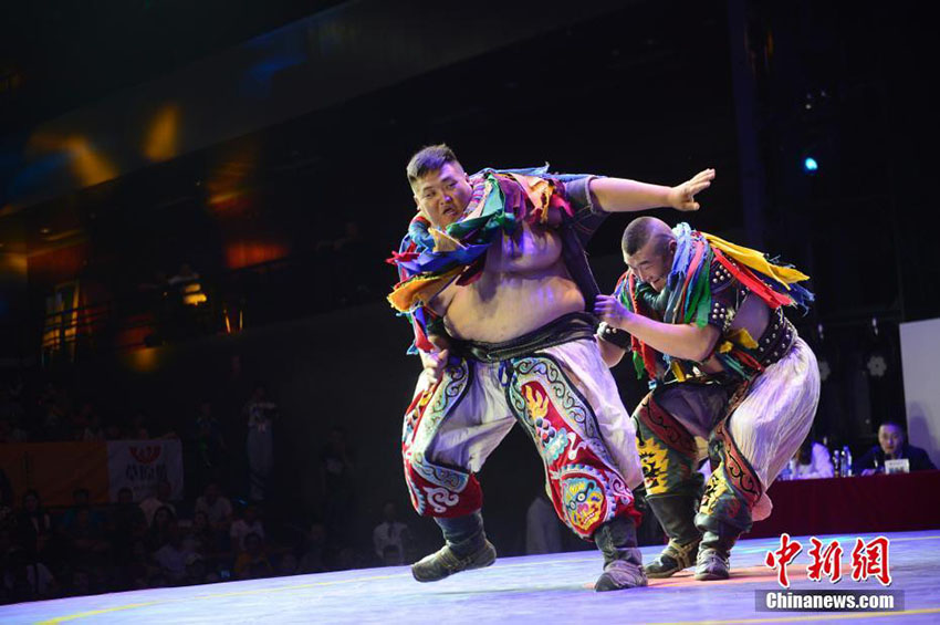 日本の力士がモンゴル相撲に戦い挑むもあえなく敗北　內蒙古自治區(qū)