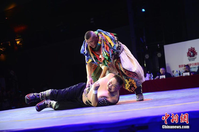 日本の力士がモンゴル相撲に戦い挑むもあえなく敗北　內蒙古自治區(qū)