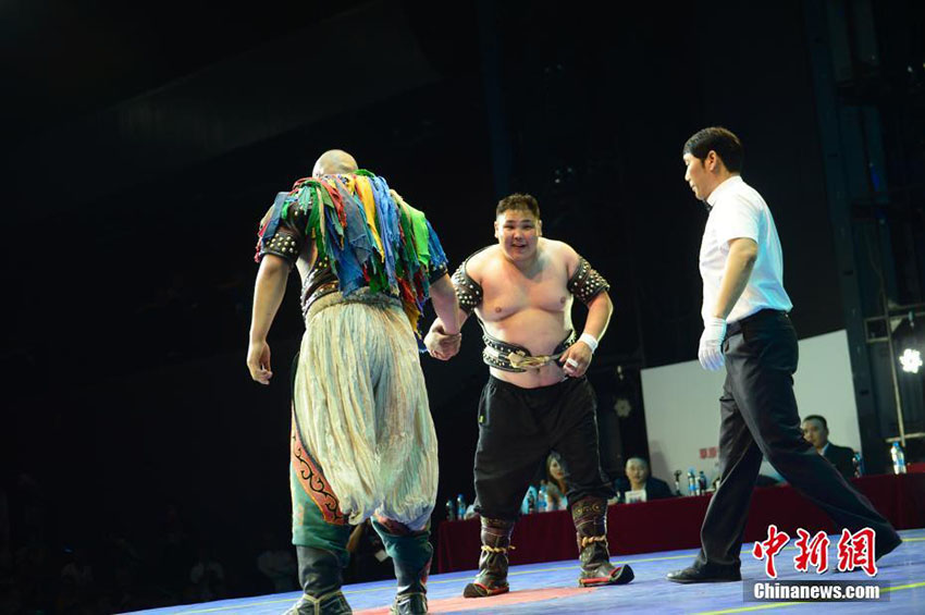 日本の力士がモンゴル相撲に戦い挑むもあえなく敗北　內蒙古自治區(qū)