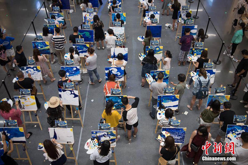 150人が同時にゴッホの代表作「星月夜」を模寫　太原市