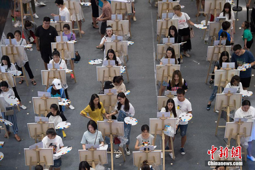 150人が同時(shí)にゴッホの代表作「星月夜」を模寫(xiě)　太原市