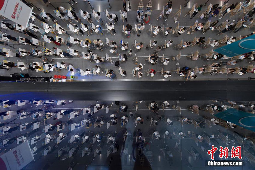 150人が同時(shí)にゴッホの代表作「星月夜」を模寫　太原市