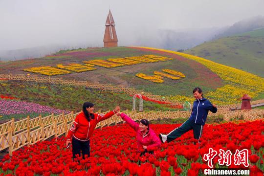 江布拉克景勝地で150萬株の色とりどりなチューリップが満開に　新疆
