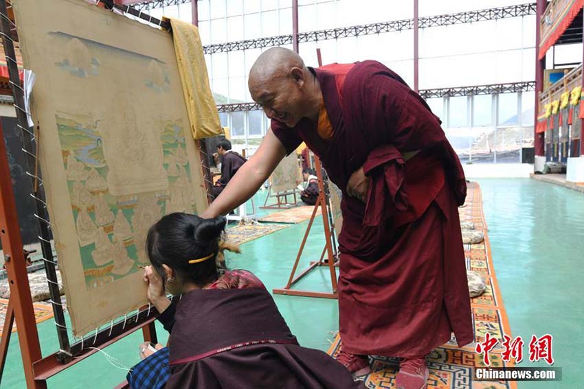 タンカ絵畫技術を伝承する四川省の覚囊タンカ蕓術伝習所