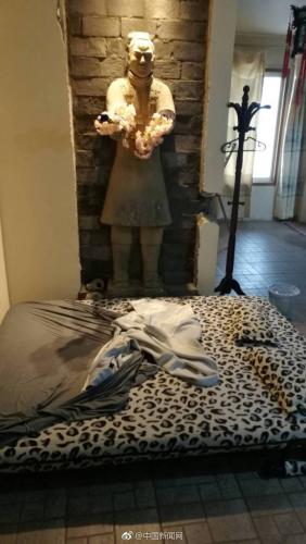 気分は始皇帝？部屋の中が「兵馬俑」だらけの民泊が話題に