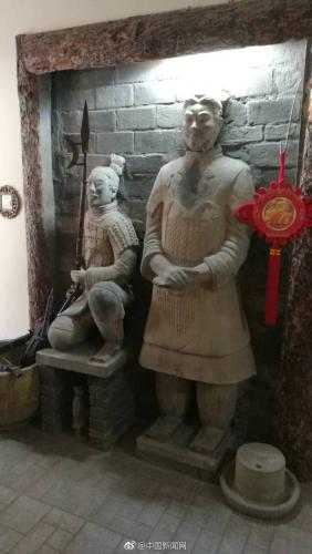 気分は始皇帝？部屋の中が「兵馬俑」だらけの民泊が話題に