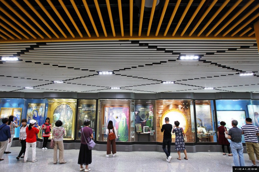 ゴッホにダ?ビンチにモネ　世界の名畫が上海地下鉄駅に