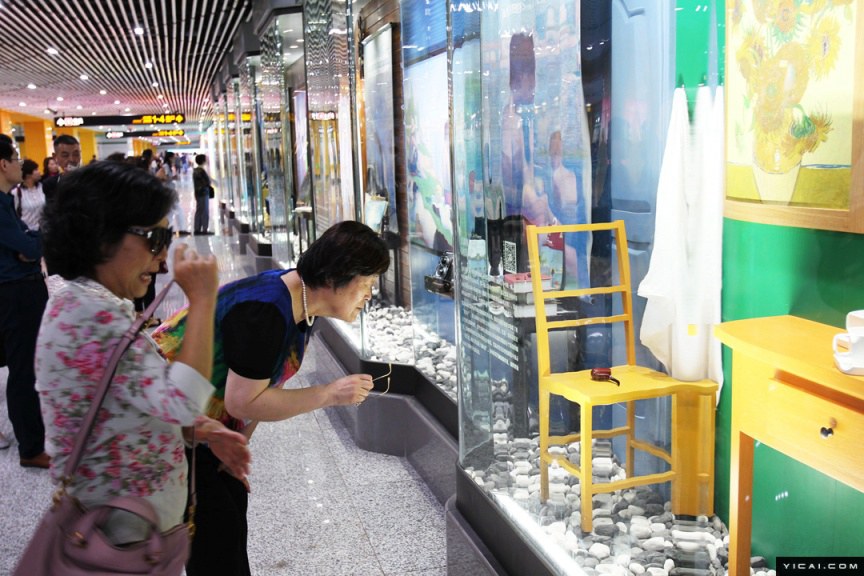 ゴッホにダ?ビンチにモネ　世界の名畫(huà)が上海地下鉄駅に