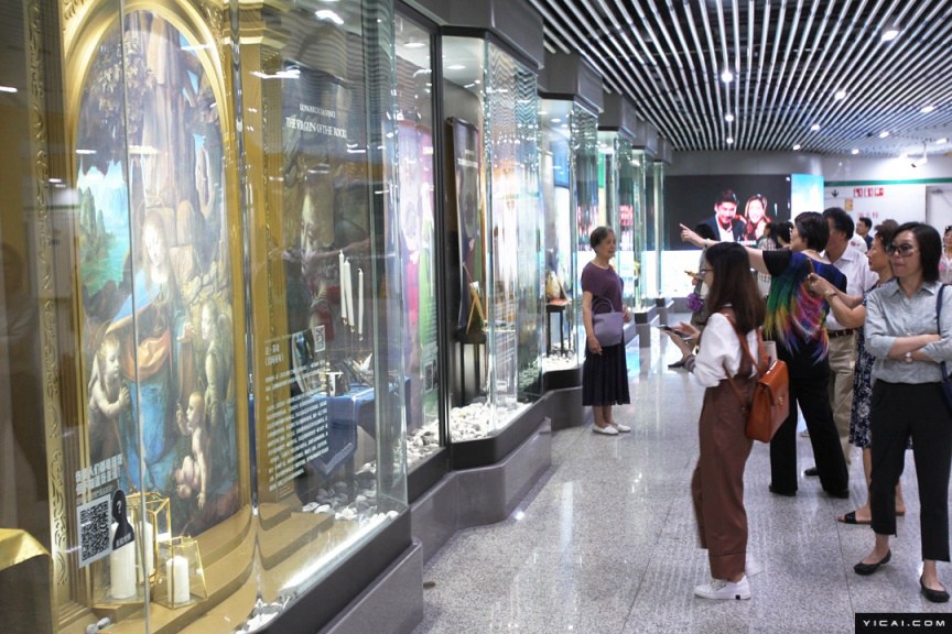 ゴッホにダ?ビンチにモネ　世界の名畫が上海地下鉄駅に