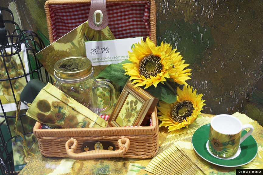 ゴッホにダ?ビンチにモネ　世界の名畫が上海地下鉄駅に